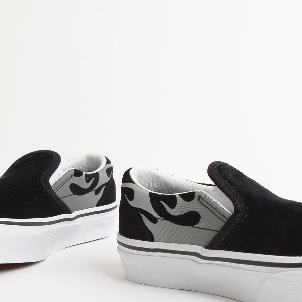 vans preto com fogo