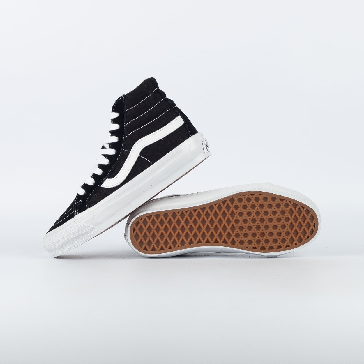 Tênis Vans LX Sk8-Hi Reissue 38 Black White VN000CR0BA2