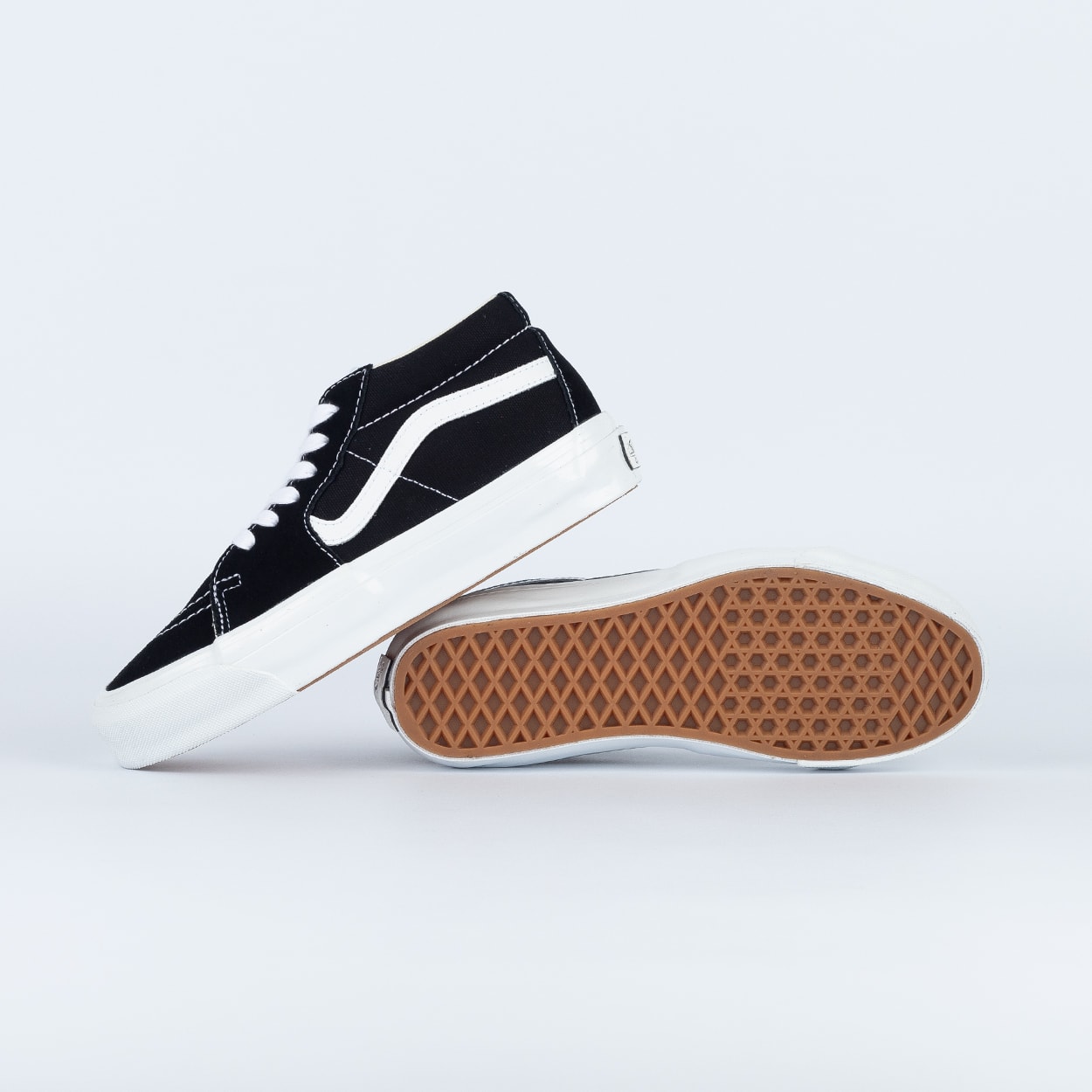 Tênis Vans LX Sk8-Mid Reissue 83 Black White VN000CQQBA2