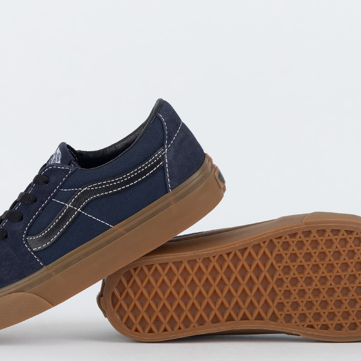 Navy Blue Gum Sole Vans Sk8 Low Classic Navy Tênis Vans Sk8-Low