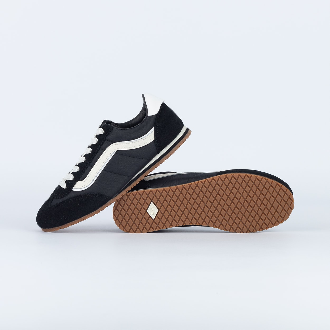 Tênis Vans Super Lowpro Lace Black White VN000D83BZW