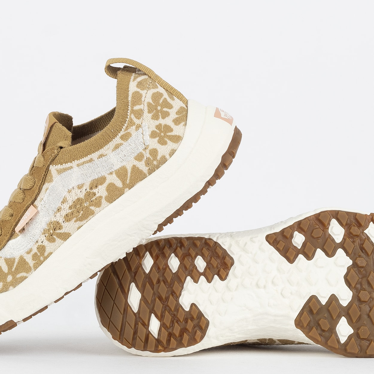 わかば Tênis Vans Ultrarange VR3 Groovy Floral Brown VN0A4BXBBRO