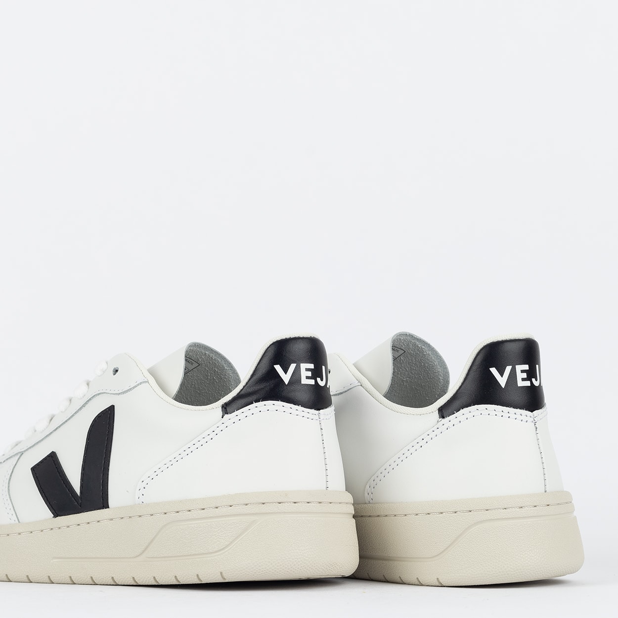Tênis Veja V-10 Leather Extra White Black VX0200005