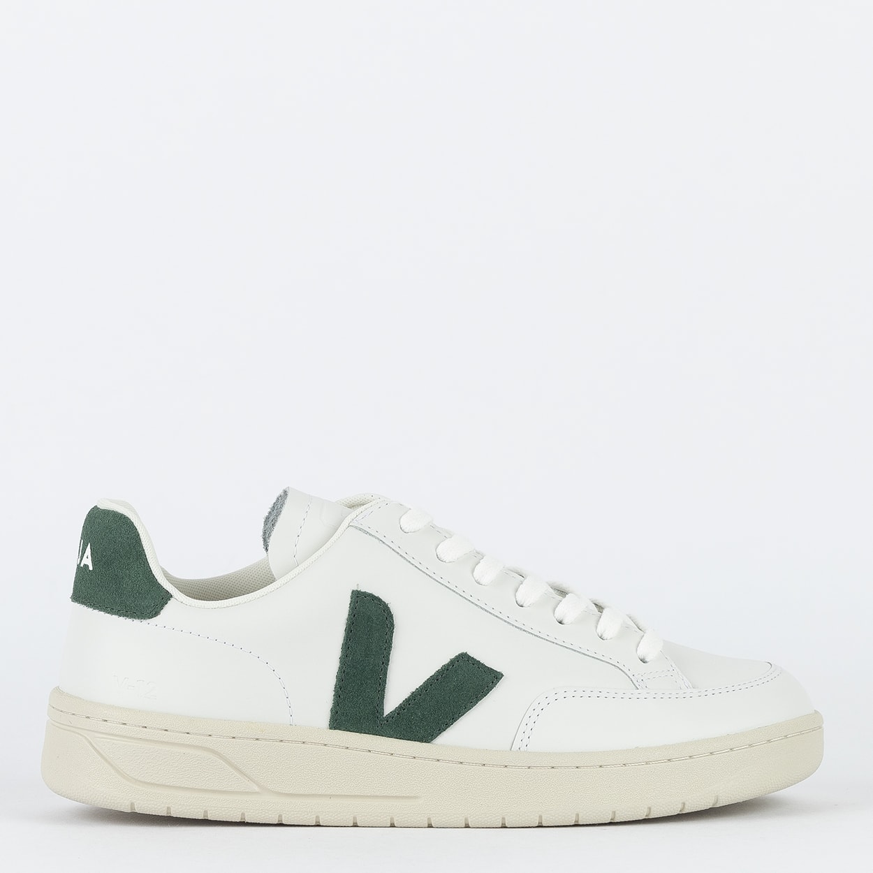 スニーカー VEJA Men Sneakers White VD2003384 EXTRA-WHITE_CYPRUS Veja - V-90 in White/Cyprus – gravitypope