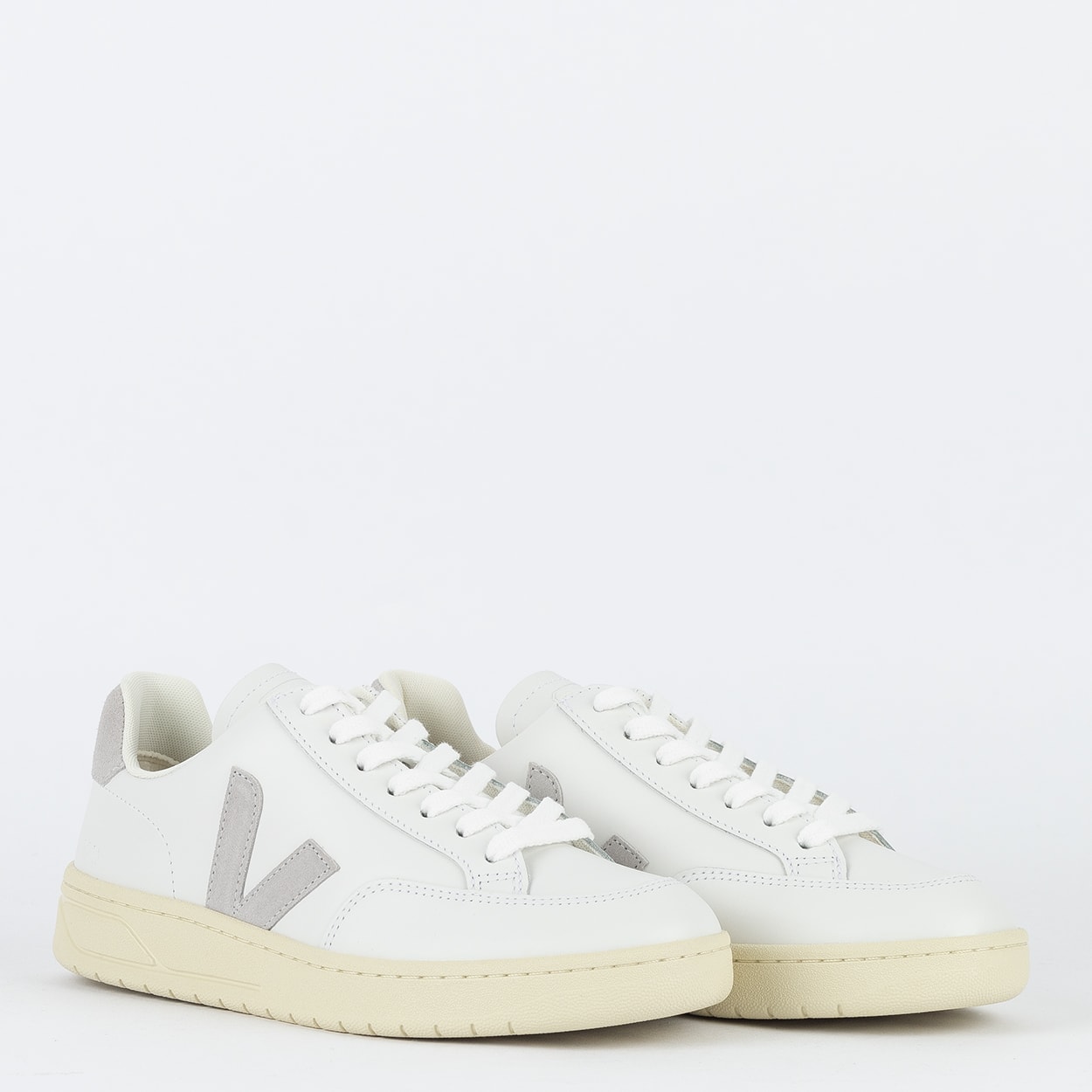 スニーカー VEJA SS25 (VD2003893 EX WHITE LIGHT GREY NATURAL) Veja - V-90 O.T. Leather in White and Light Grey – gravitypope