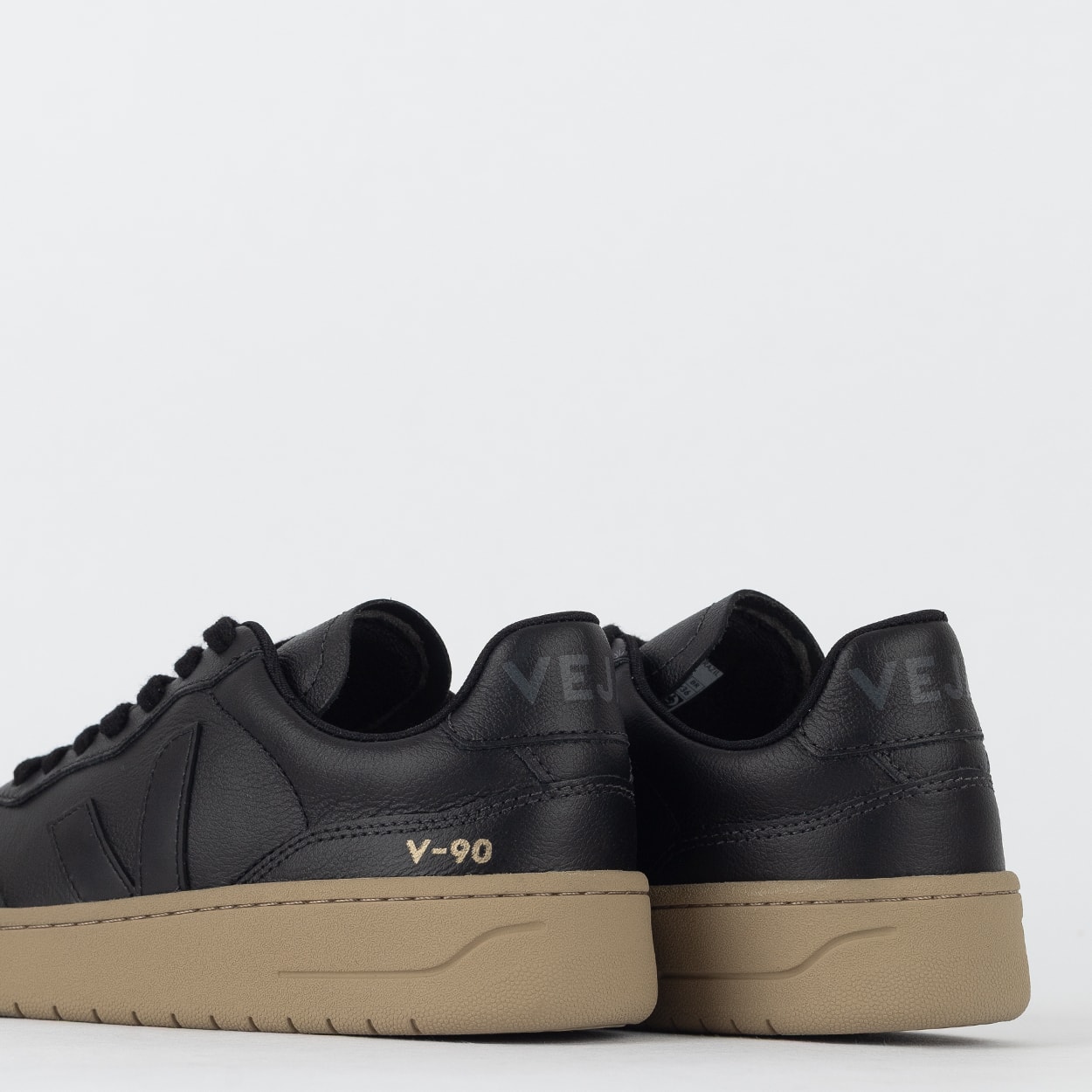 Tênis Veja V-90 O.T. Leather Black Black Dune VD2003896