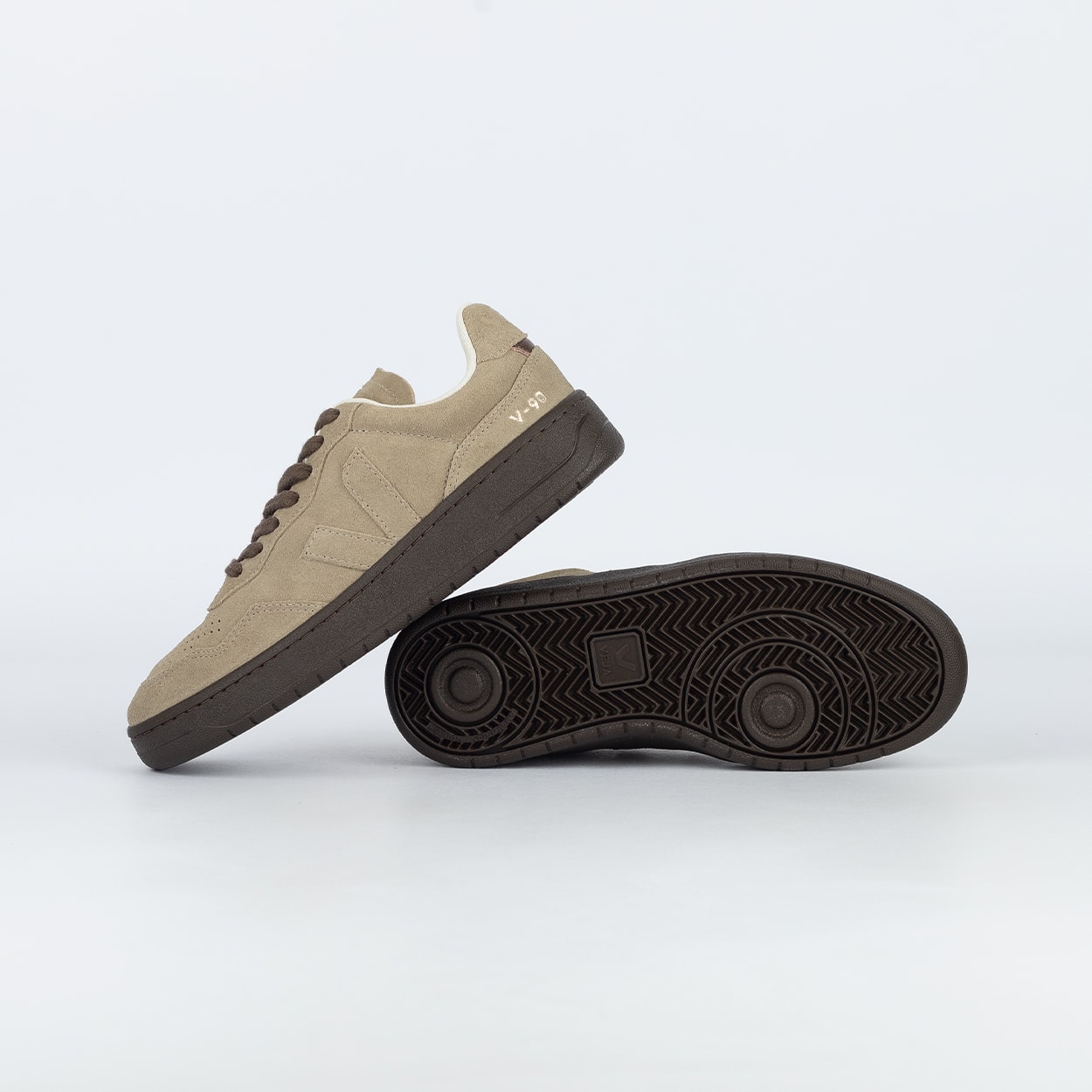 Tênis Veja V-90 Suede Taupe Eagle VD0321729