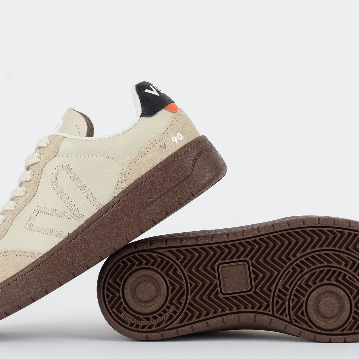 。 Tênis Veja V-90 ZZ O.T. Leather Pierre Almond Black VZ2020751