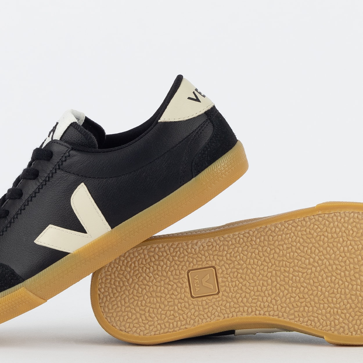 Tênis Veja Volley O.T Leather Black Pierre VO2020510