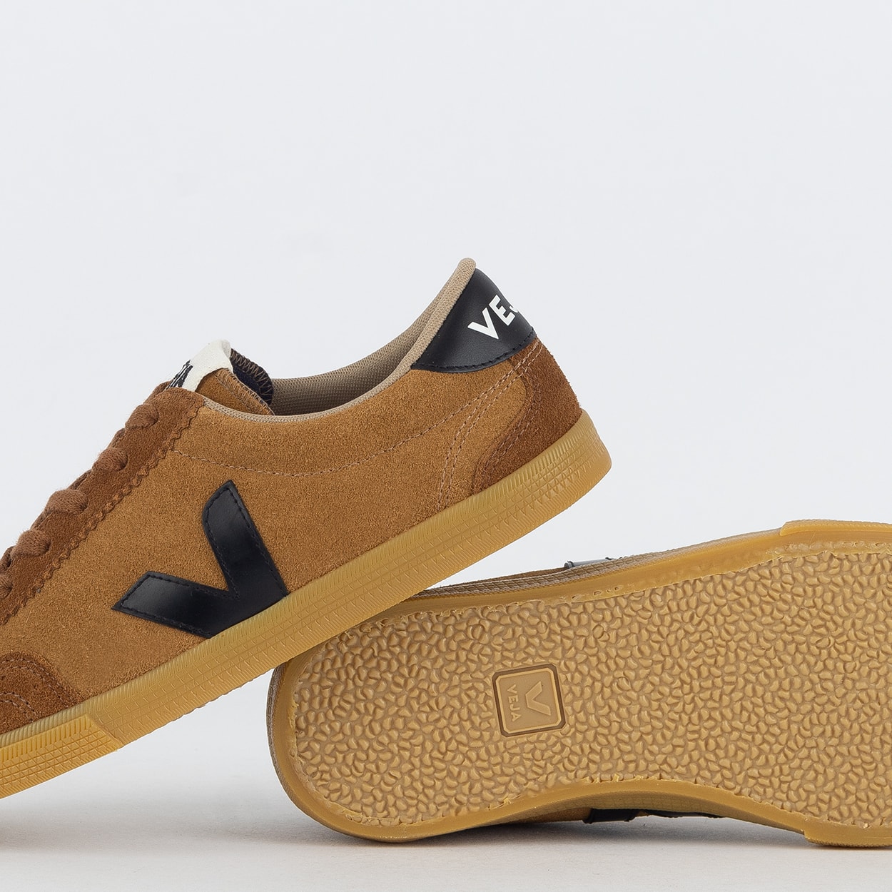 Tênis Veja Volley Suede Camel Black VO0303649