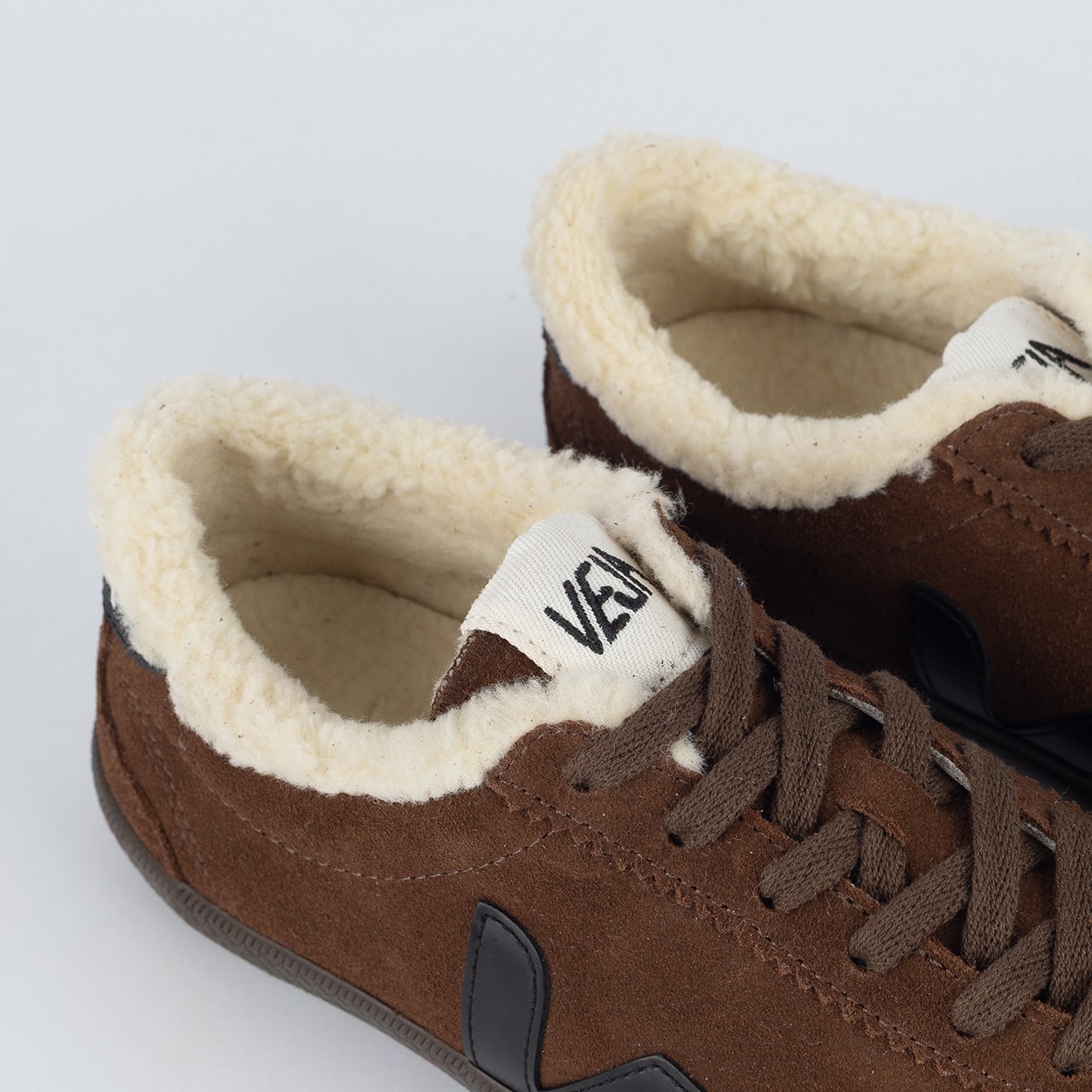 Tênis Veja Volley Winter Suede Walnut Black Eagle VU0321470